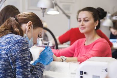 Курсы наращивания ногтей в Москве: обучение для начинающих